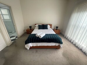 2 bedrooms, WiFi, bed sheets - Beautiful luxurious home in a quiet court close to the Geelong CBD. (Lovely Banks)
