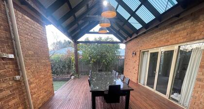 Beautiful luxurious home in a quiet court close to the Geelong CBD.