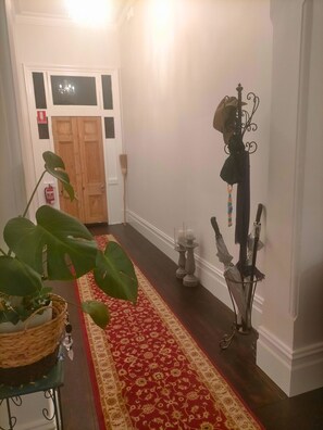 Interior - Gather & Stay: The Honeysuckle Inn - Sleeps 14 in Style (Violet Town)
