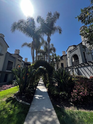 Cozy Luxurious Spacious Apt w/ Valley View,Attached Garage,Pool,24-Hour Gym,3 TV