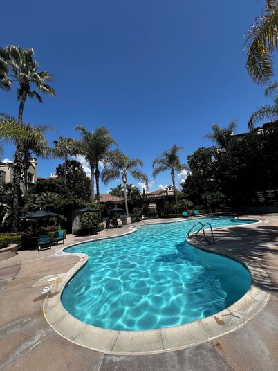 Cozy Luxurious Spacious Apt w/ Valley View,Attached Garage,Pool,24-Hour Gym,3 TV