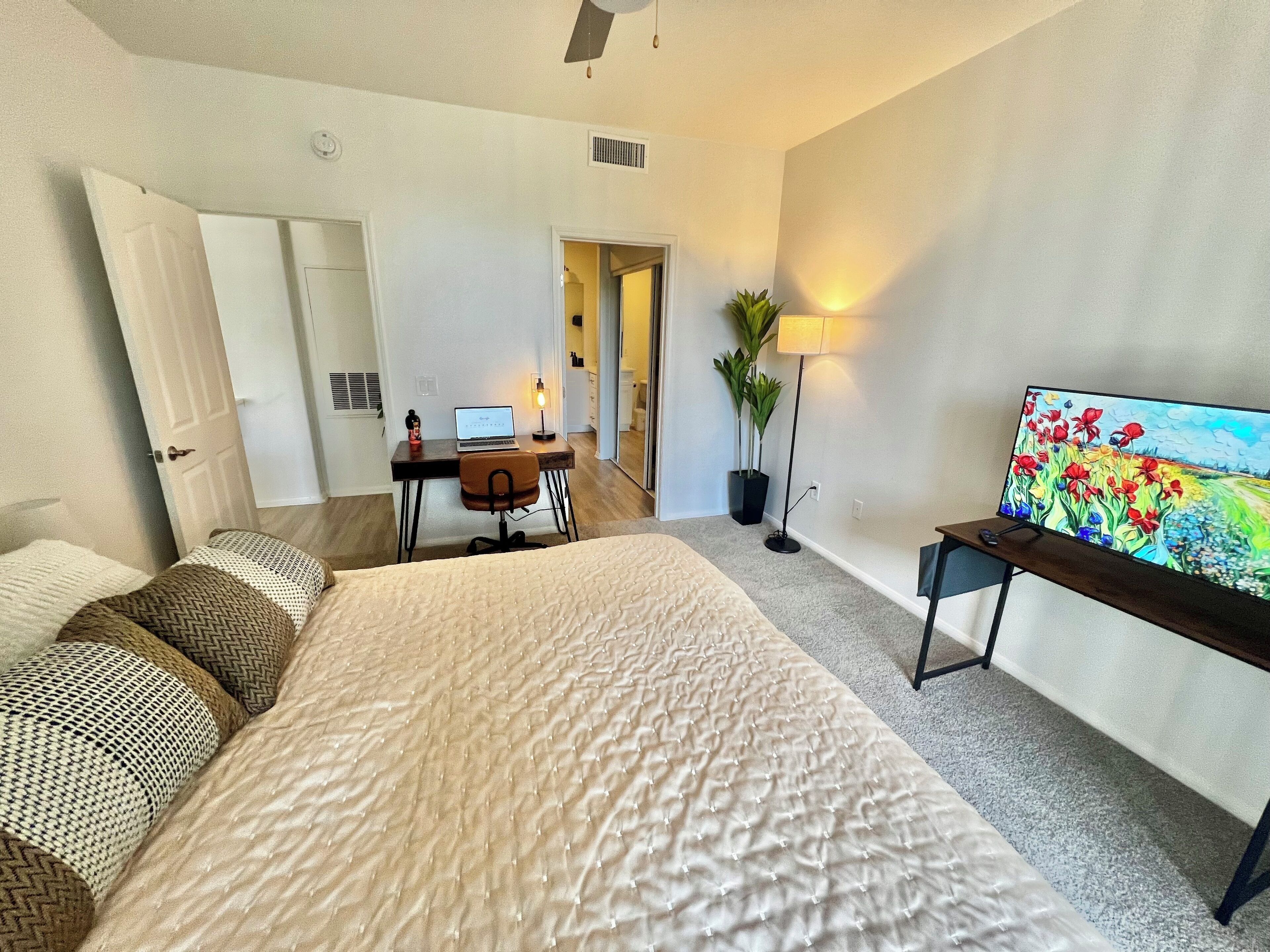 2 室のベッドルーム、デスク、アイロン / アイロン台、旅行用ベビーベッド