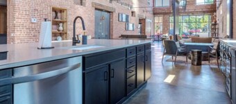 2BR2BA Luxury Apt in Bricktown,Walk to Riverwalk & OU Med Center w Gym & Pool