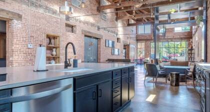2BR2BA Luxury Apt in Bricktown,Walk to Riverwalk & OU Med Center w Gym & Pool