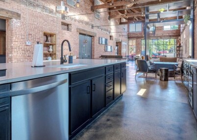 2BR2BA Luxury Apt in Bricktown,Walk to Riverwalk & OU Med Center w Gym & Pool