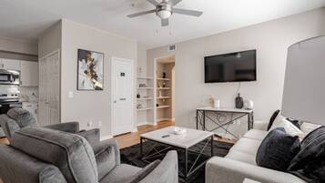 Smart-TV, bordtennis, PC-skjermer og printere