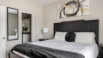 2 slaapkamers, een bureau, een strijkplank/strijkijzer, gratis wifi