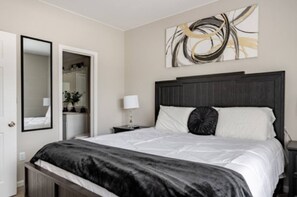 2 habitaciones, escritorio, tabla de planchar con plancha y wifi gratis 