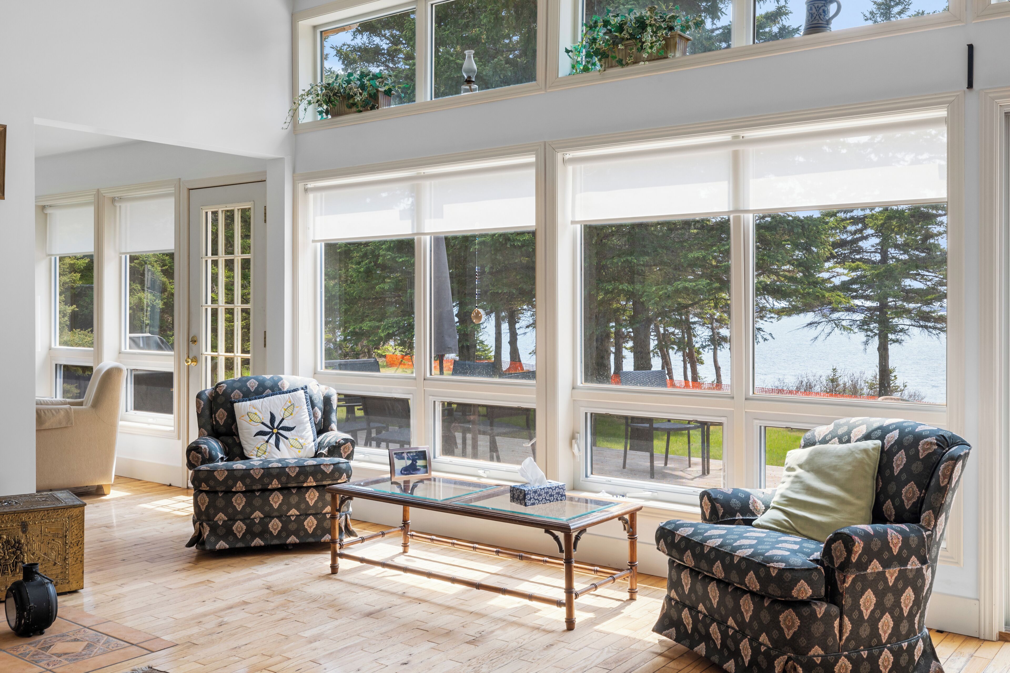 スマートテレビ、暖炉、書庫