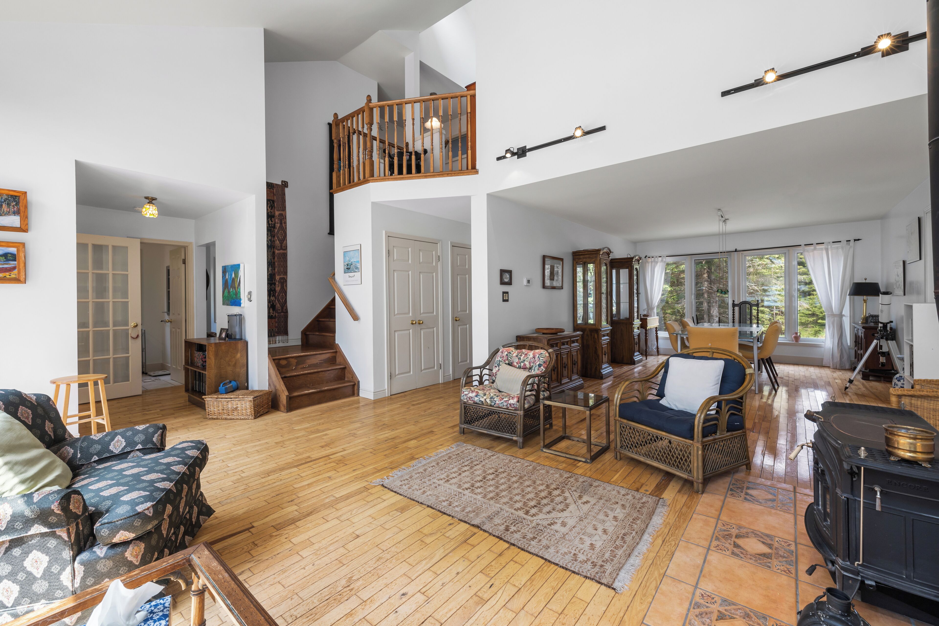 スマートテレビ、暖炉、書庫