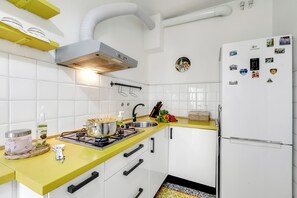 Frigorifero, microonde, piano cottura, macchina per tè/caffè