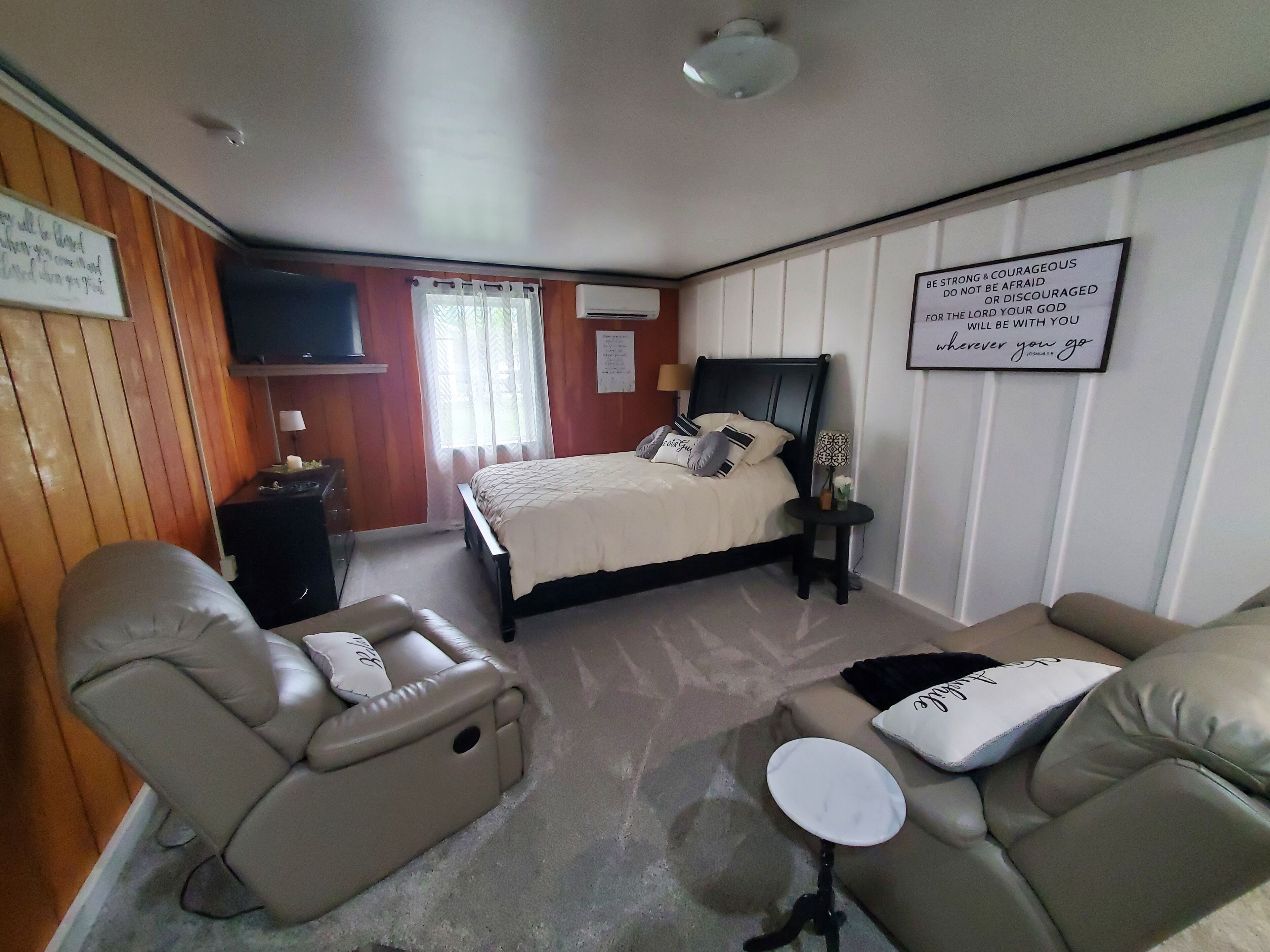 1 slaapkamer, een strijkplank/strijkijzer, reisbedje, gratis wifi