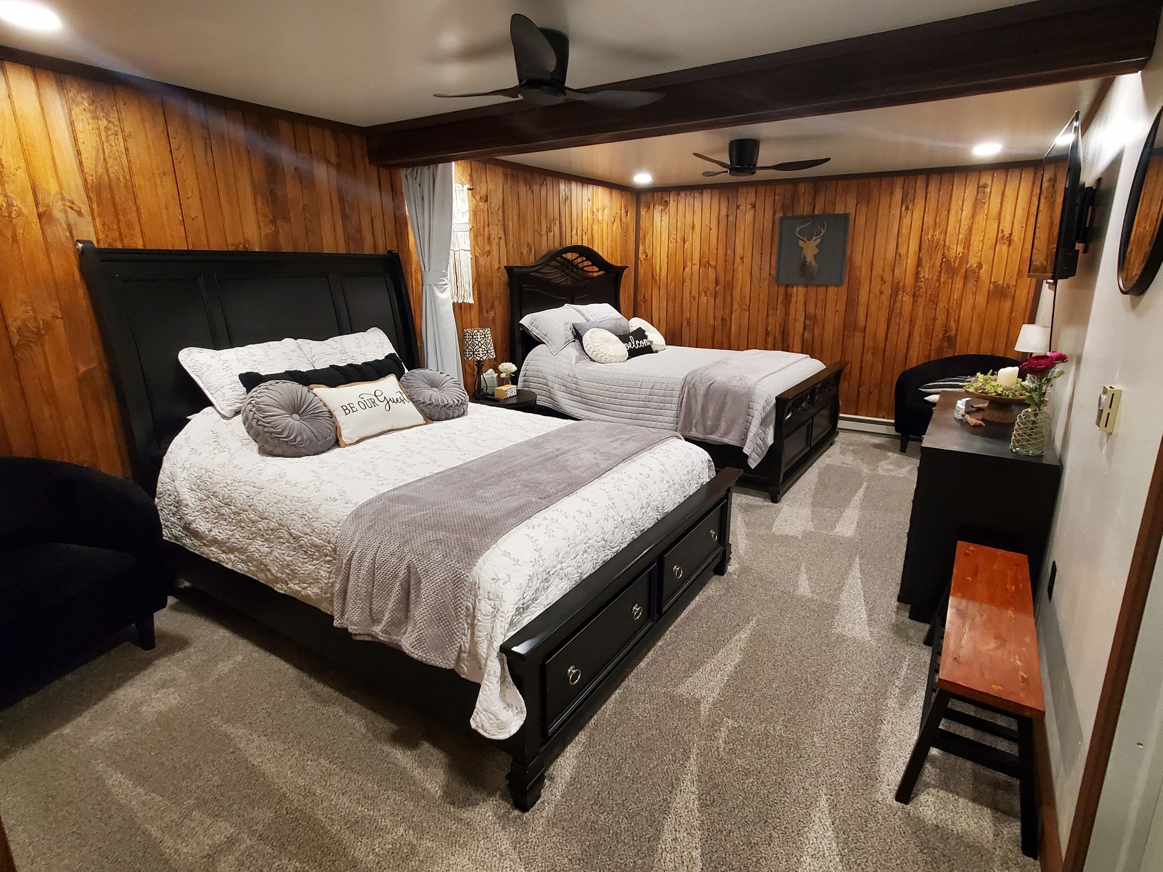 1 makuuhuone, työpöytä, silitysrauta/-lauta, vauvan matkasänky