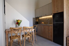 Kühlschrank, Ofen, Herdplatte, Wasserkocher mit Kaffee-/Teezubehör