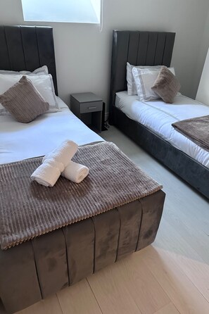 2 chambres, fer et planche à repasser, Wi-Fi, draps fournis