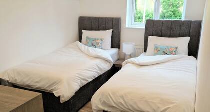 2 Bed cottage-Sleeps 4-Private Garden-Parking