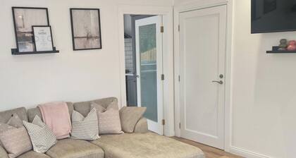 2 Bed cottage-Sleeps 4-Private Garden-Parking