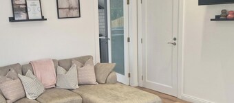 2 Bed cottage-Sleeps 4-Private Garden-Parking