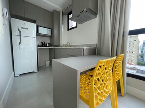 Microwave, stovetop - Cozy apartment in the center and 500 meters from the seafront (Centro Florianópolis)