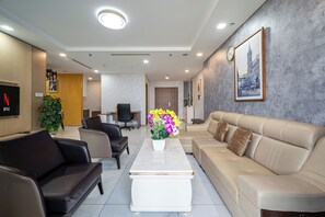 Deluxe Apartment, 3 Bedrooms, Balcony, City View | Living area | 32-inch Smart TV with cable channels, pay movies - Vinhome Central Park - ADVANTAGE HOME (Ho Chi Minh City)