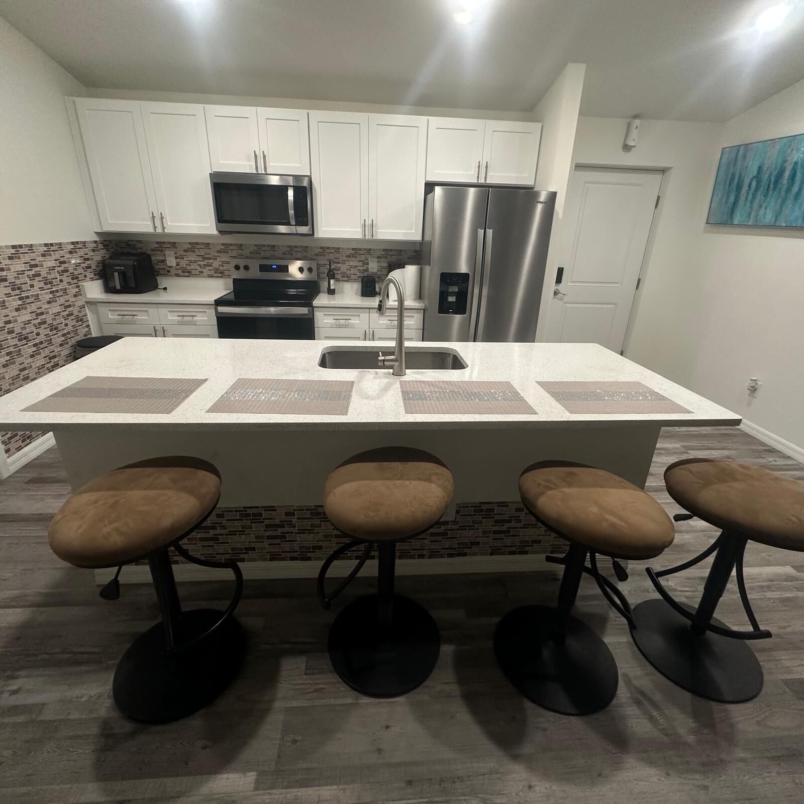 Kjøleskap, mikrobølgeovn, ovn og kokeplater