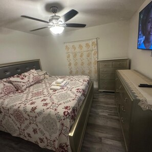 4 Schlafzimmer, Schreibtisch, Bügeleisen/Bügelbrett, kostenloses WLAN