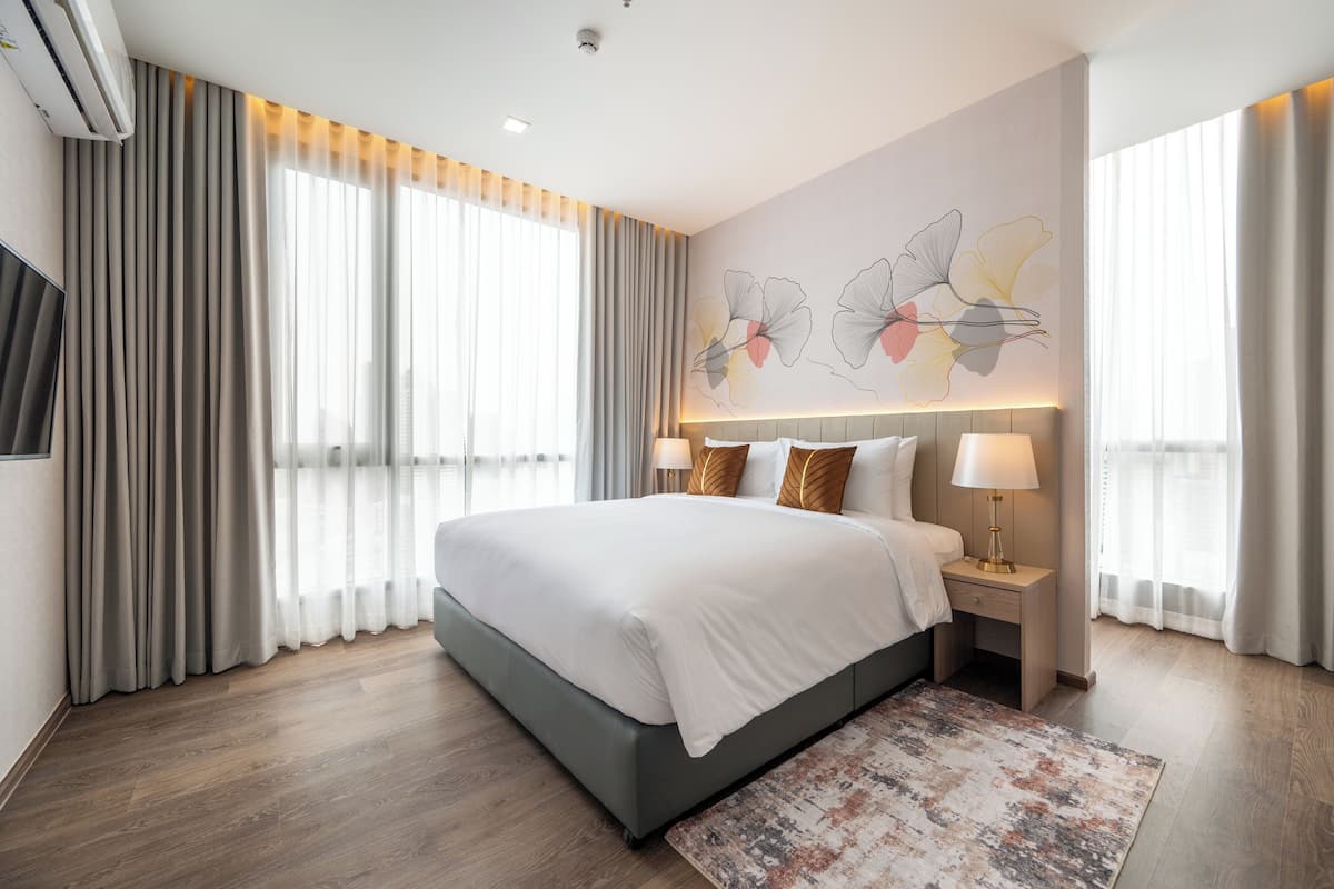 Premier Room | In-room safe, desk, free WiFi, bed sheets