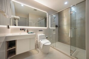 Shower, free toiletries, hair dryer, electronic bidet - The Rich Grand Residence Sukhumvit (Bangkok)