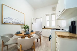 Kahvin-/teenkeitin, jääkaappi, mikroaaltouuni, uuni