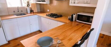 Køleskab, mikrobølgeovn, ovn, kogeplade