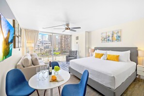 Studio Suite, 1 King Bed, City View (IM 1297) | In-room dining