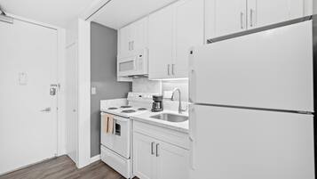 Suíte estúdio, 1 cama King, vista para a cidade (IM 1297) | Cozinha privada | Micro-ondas, fogão, cafeteira/chaleira, chaleira elétrica