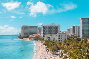 Beach nearby, white sand, sun-loungers, beach towels