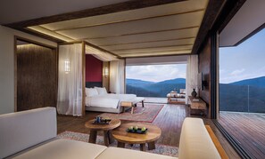 Phòng Suite Cao cấp | Bộ đồ giường cao cấp, chăn bông, minibar, trang trí khác biệt 