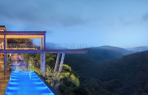 Piscina externa, guarda-sóis, espreguiçadeiras