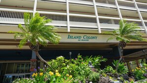 A multi-story building with balconies and a sign reading "Island Colony 445 Seaside". - Diamondhead & Ocean View ISLAND COLONY, Central location Walk to the beach, AC (Honolulu)