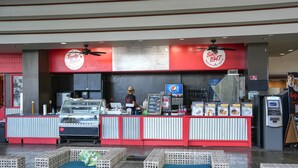 A fast-food restaurant with a counter, seating area, and an ATM. - Diamondhead & Ocean View ISLAND COLONY, Central location Walk to the beach, AC (Honolulu)