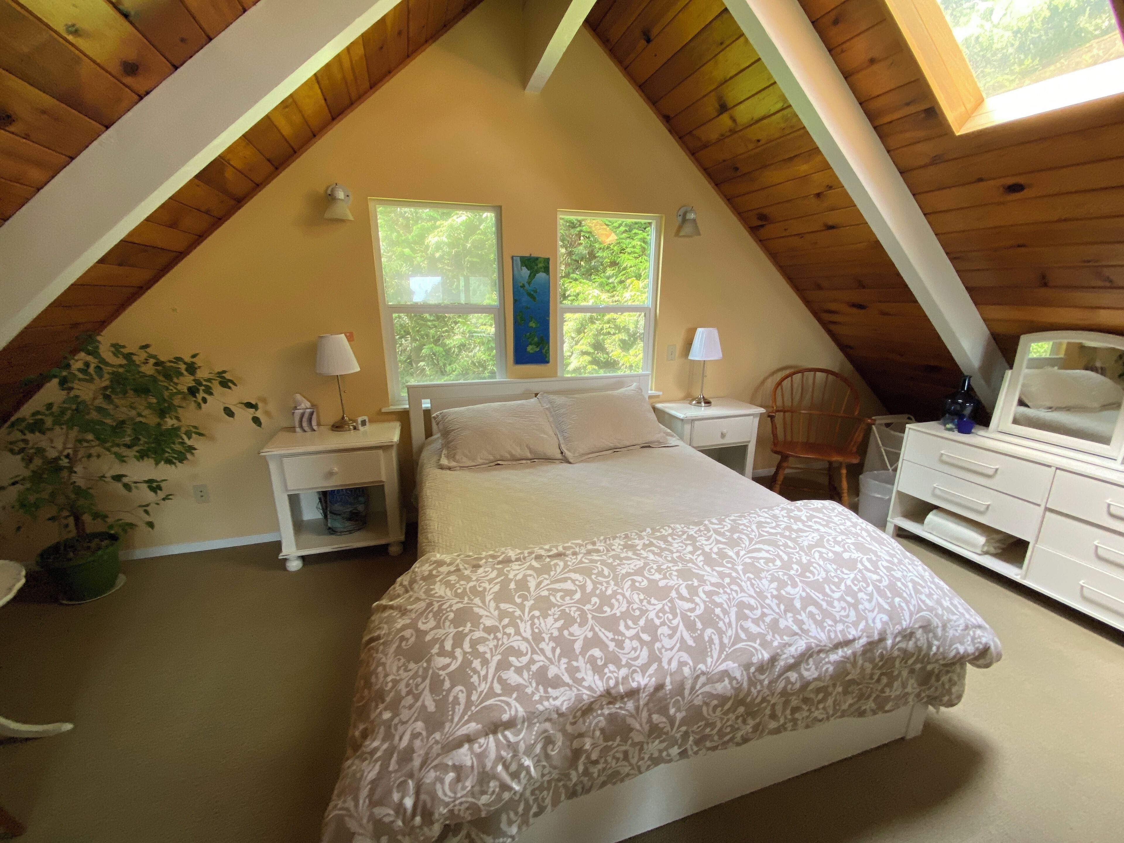 Loft Bedroom - Queen-sized bed