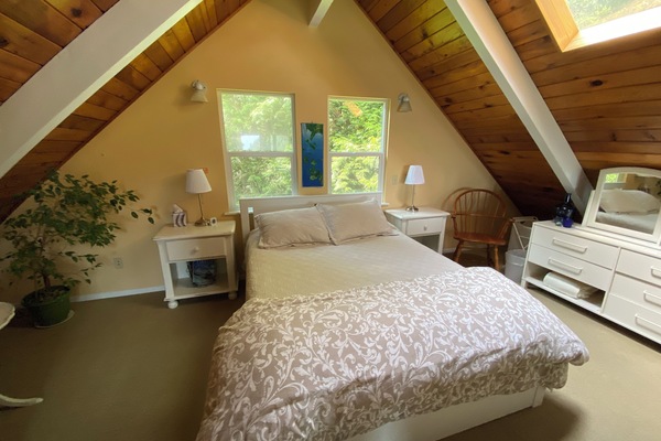 Loft Bedroom - Queen-sized bed