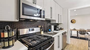 Fridge, microwave, stovetop, dishwasher