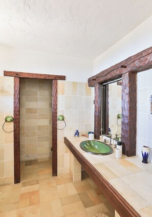 Dusche, Bidet, Handtücher, Seife