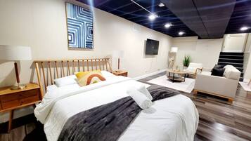 4 bedrooms, desk, iron/ironing board, WiFi
