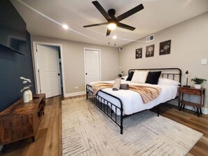 3 slaapkamers, een strijkplank/strijkijzer, wifi, beddengoed