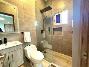 Dusche, Haartrockner, Handtücher, Seife