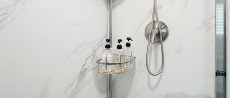 Douche, séchoir à cheveux, bidet, serviettes fournies