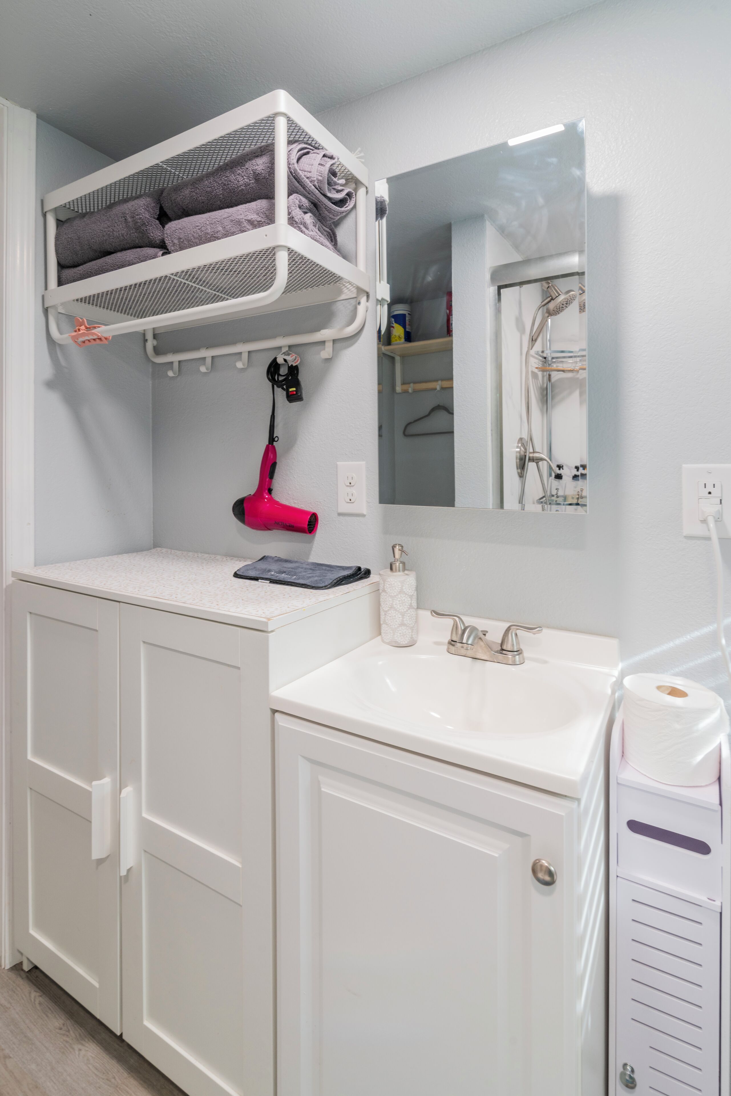 Ducha, secador de pelo, bidé y toallas