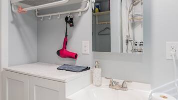 Chuveiro, secador de cabelo, bidê, toalhas de banho