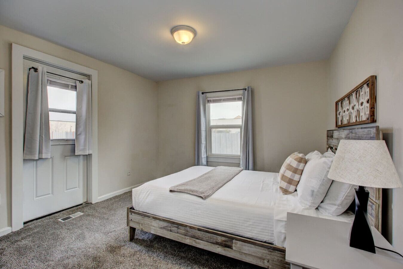 2 habitaciones, escritorio y tabla de planchar con plancha 