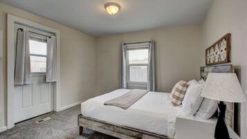 2 habitaciones, escritorio y tabla de planchar con plancha