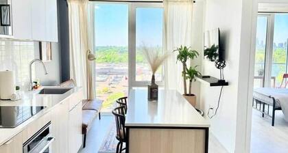Modern 1BR Condo in Port Credit – Steps to Lake